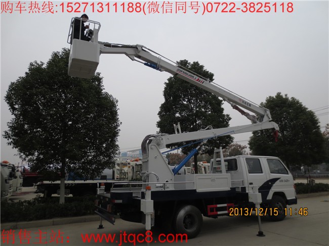 江鈴14米升降車(國五)采用江鈴新順達(dá)國五底盤加裝上裝部分而成;液壓式三節(jié)折疊臂,最大作業(yè)高度14米,作業(yè)輻度5.7米; 采用國產(chǎn)、進(jìn)口換向閥及液壓油缸,換向平穩(wěn),操作靈活方便;隨車安裝四個液壓支腿,以保證整車在操作時(shí)的穩(wěn)定性與安全性;支腿與工作臂互鎖,安全可靠,防止誤操作過位.
